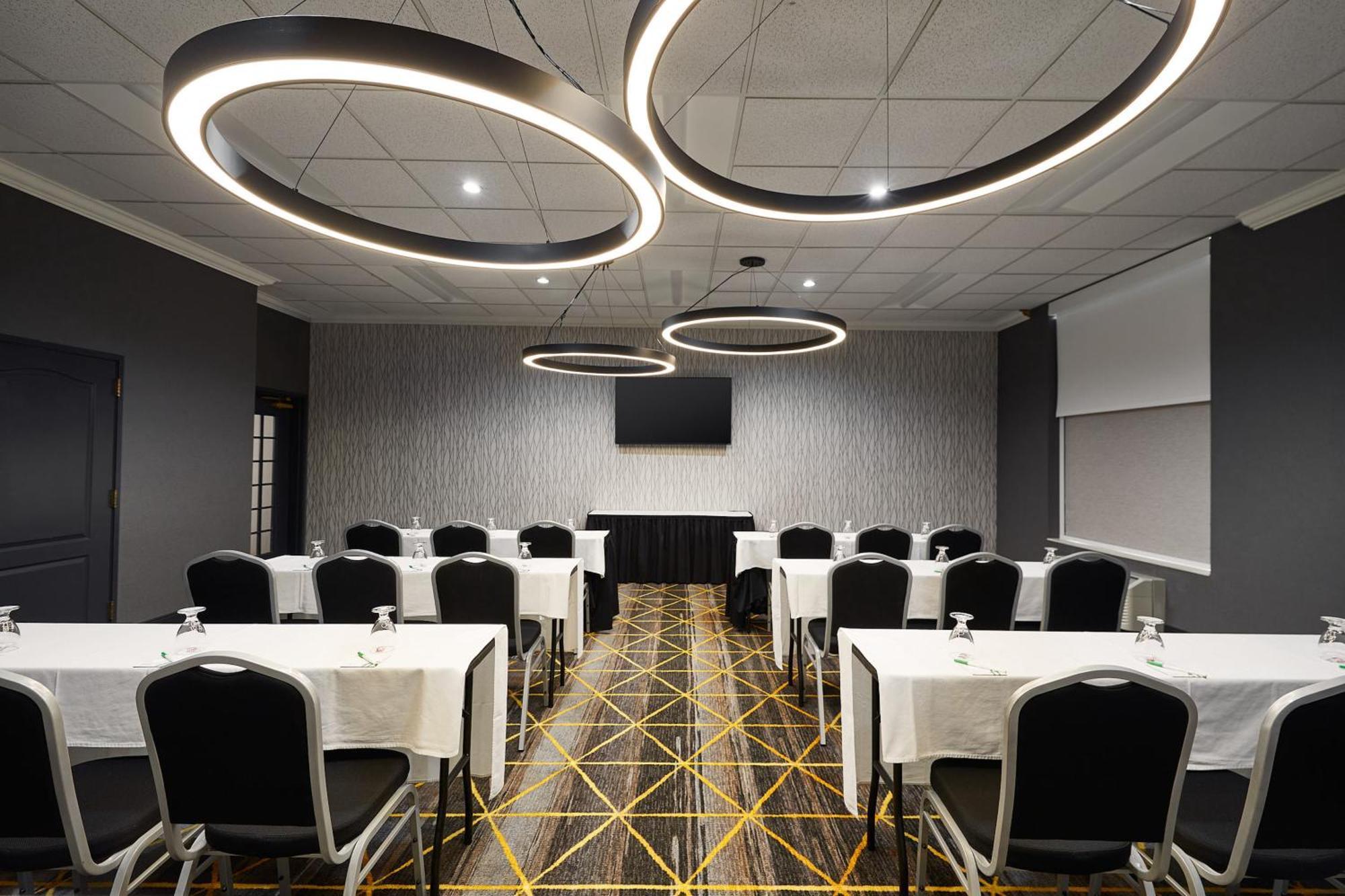 Holiday Inn Hotel & Suites Madison West - Middleton By Ihg Экстерьер фото