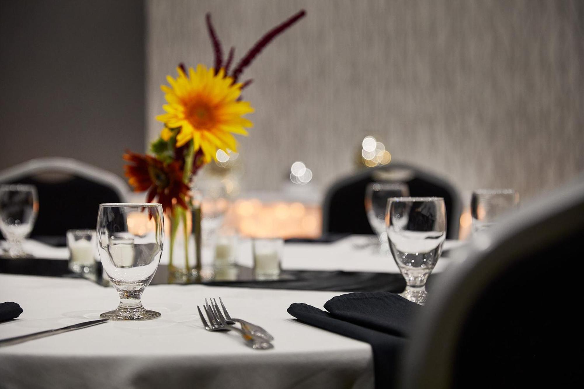 Holiday Inn Hotel & Suites Madison West - Middleton By Ihg Экстерьер фото